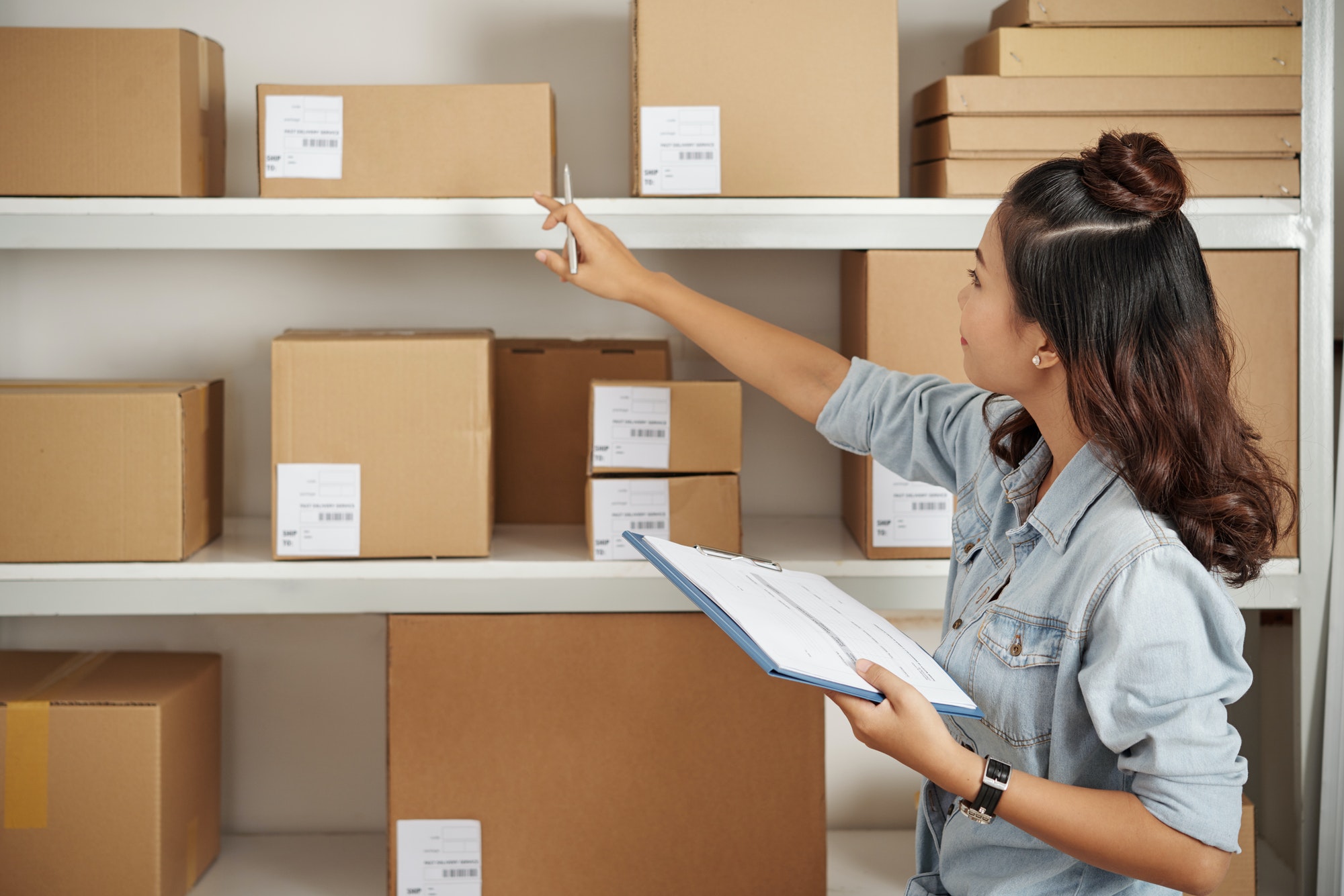 Checking parcels on shelves